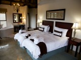 Esiweni chalet bedroom/bathroom
